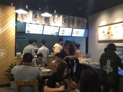 青蔬麻辣烫门店人气高涨生意红火