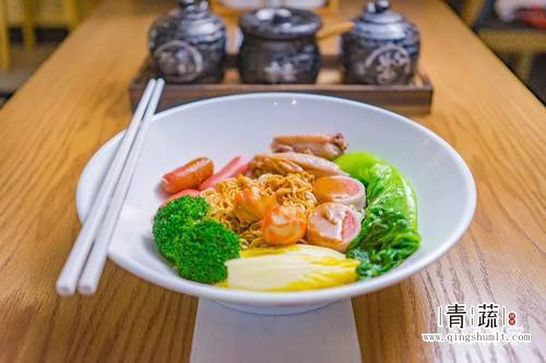 特色麻辣烫加盟青蔬http://www.qingshumlt.com/ 